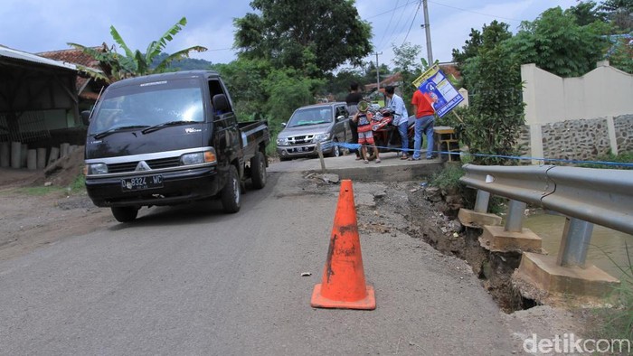 Hati-hati, Ada Dua Titik Jalan Ambles di Ciparay Kabupaten Bandung