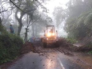 Longsor Timbun Jalan, Kintamani-Singaraja Bali Macet Parah