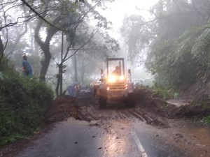 Longsor Timbun Jalan, Kintamani-Singaraja Bali Macet Parah