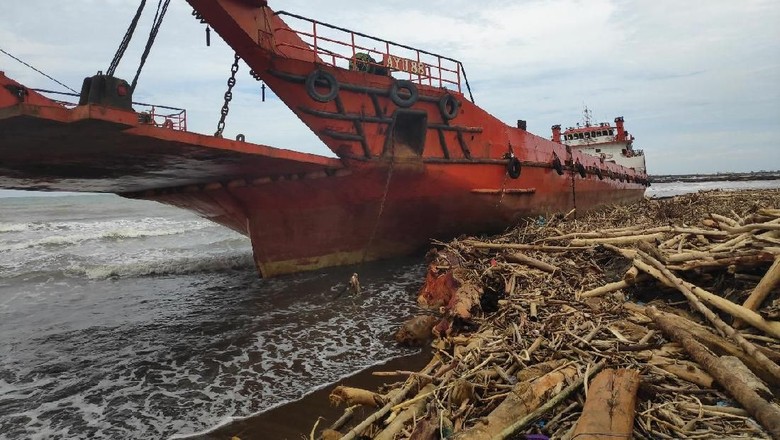 Cuaca Buruk, Kapal Kargo Terdampar di Pantai Makassar Cuaca Buruk, Kapal Kargo Terdampar di Pantai Makassar
