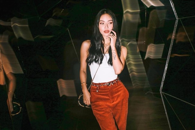 Cewek yang sering pakai lipstik merah ini sering kali menunjukkan keseksian lewat busana-busana yang dipakainya. Foto: Instagram (@kcdelro)