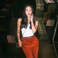 Cewek yang sering pakai lipstik merah ini sering kali menunjukkan keseksian lewat busana-busana yang dipakainya. Foto: Instagram (@kcdelro)