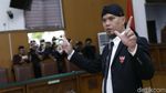 Ahmad Dhani Terus Acungkan Salam Dua Jari usai Divonis 1,5 Tahun Penjara
