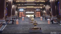 Penyambutan dilakukan di bagian tengah balai. Ruangan tersebut dibuat seakan pelataran istana dengan banyak tangga. Melewati anak tangga, ada banyak lampu yang dibuat serupa lilin di sisinya. (Bonauli/detikTravel)