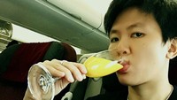Mampir ke China, Liliyana pun terlihat sedang menikmati minuman enak di pesawat saat sedang perjalanan pulang ke Indonesia. Foto: Instagram@natsirliliyana