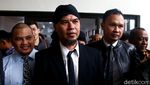 Senyum dan Pose Dua Jari Ahmad Dhani Hadapi Vonis