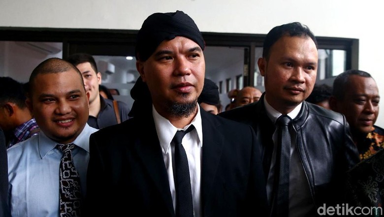 Mulan Jameela dan Dul Dampingi Ahmad Dhani di Rutan Cipinang Mulan Jameela dan Dul Dampingi Ahmad Dhani di Rutan Cipinang