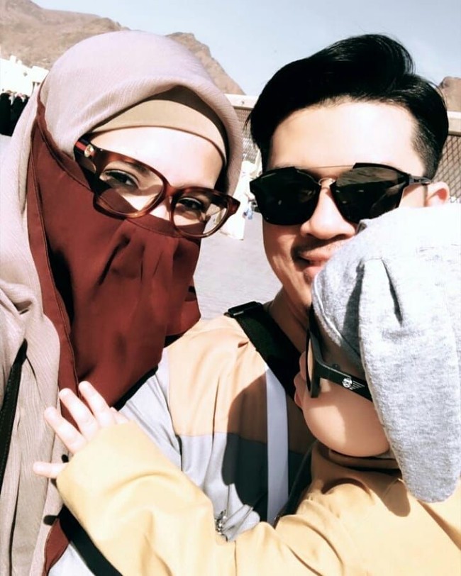 Gaya hijab cadar yang ia pilih cukup bervariasi. Gaya pertama, ia memakai hijab segi empat voile yang sering dipakai sehari-hari, ia menambahkan cadar dari bahan berbeda yang diikat di kepalanya. Foto: Instagram/Zaskia Sungkar