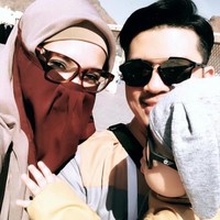 Gaya hijab cadar yang ia pilih cukup bervariasi. Gaya pertama, ia memakai hijab segi empat voile yang sering dipakai sehari-hari, ia menambahkan cadar dari bahan berbeda yang diikat di kepalanya. Foto: Instagram/Zaskia Sungkar