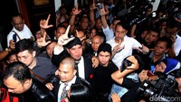 Selain mendukung di sosial media, putra Ahmad Dhani juga ikut mendampingi sang ayah saat menjalani vonis. Grandyos Zafna/detikcom.