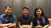 Merayakan hari ulang tahun, begini raut wajah bahagia saat Liliyana Natsir diberi kejutan kue ulang tahun cokelat yang kelihatannya enak sekali. Foto: Instagram@natsirliliyana
