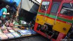 Ngeri! Penampakan Pasar di Pinggir Rel Kereta Api Thailand
