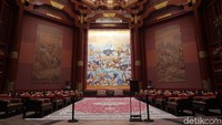 Setelah itu, akan ada ruang courtesy yang berarti kebaikan. Ruangan ini didominasi dengan warna merah bata dan emas. Lukisan tentang ajaran atau cerita rakyat China menggantung sebagai hiasan di ruangan-ruangan ini. (Bonauli/detikTravel)