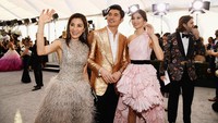 Gemma Chan tampil bersama bintang Crazy Rich Asian, Henry Golding dan Michelle Yeoh. Foto: Kevork Djansezian/Getty Images