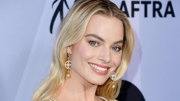 Margot Robbie Sang Ratu Karpet Merah