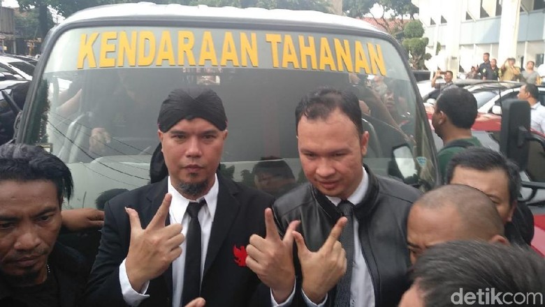 Pose Victory Ahmad Dhani di Mobil Tahanan Sebelum Dibawa ke Cipinang Pose Victory Ahmad Dhani di Mobil Tahanan Sebelum Dibawa ke Cipinang
