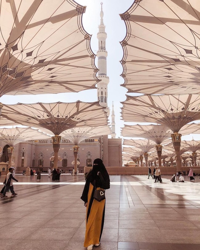 Zaskia Sungkar sedang melaksanakan ibadah umrah bersama suaminya Irwansyah. Berbeda dengan ibadah umrah sebelumnya, kali ini  Zaskia Sungkar mengenakan cadar di Tanah Suci. Sejak tahun 2018, Zaskia Sungkar mengubah penampilannya menjadi lebih syari. Ia senantiasa memakai hijab menutupi dada dengan busana longgar, kompak bersama sang adik Shireen Sungkar.Foto: Instagram/Zaskia Sungkar