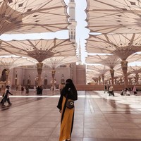 Zaskia Sungkar sedang melaksanakan ibadah umrah bersama suaminya Irwansyah. Berbeda dengan ibadah umrah sebelumnya, kali ini  Zaskia Sungkar mengenakan cadar di Tanah Suci. Sejak tahun 2018, Zaskia Sungkar mengubah penampilannya menjadi lebih syari. Ia senantiasa memakai hijab menutupi dada dengan busana longgar, kompak bersama sang adik Shireen Sungkar.Foto: Instagram/Zaskia Sungkar