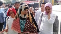 Dhani ditemani sang istri, Mulan Jameela saat datang di pengadilan. Foto: Vey/detikHOT