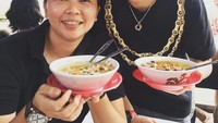 Makan soto mie Grenvil sambil mengingat masa kecil dulu waktu pertama kali ke Jakarta bareng mama dan teman kecilku, tulis Liliyana dalam akun Instagramnya. Foto: Instagram@natsirliliyana