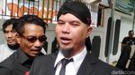 Jelang Vonis, Ahmad Dhani Terus Didampingi Mulan