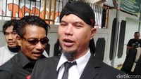 Ahmad Dhani tak memberikan banyak komentar jelang sidang vonisnya. Foto: Vey/detikHOT
