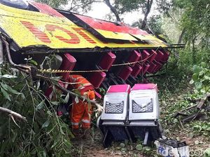 Terguling di Cipularang, Bus Bima Suci Hancur dan Atap Terlepas