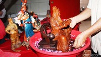 Puluhan patung dewa juga dibersihkan.