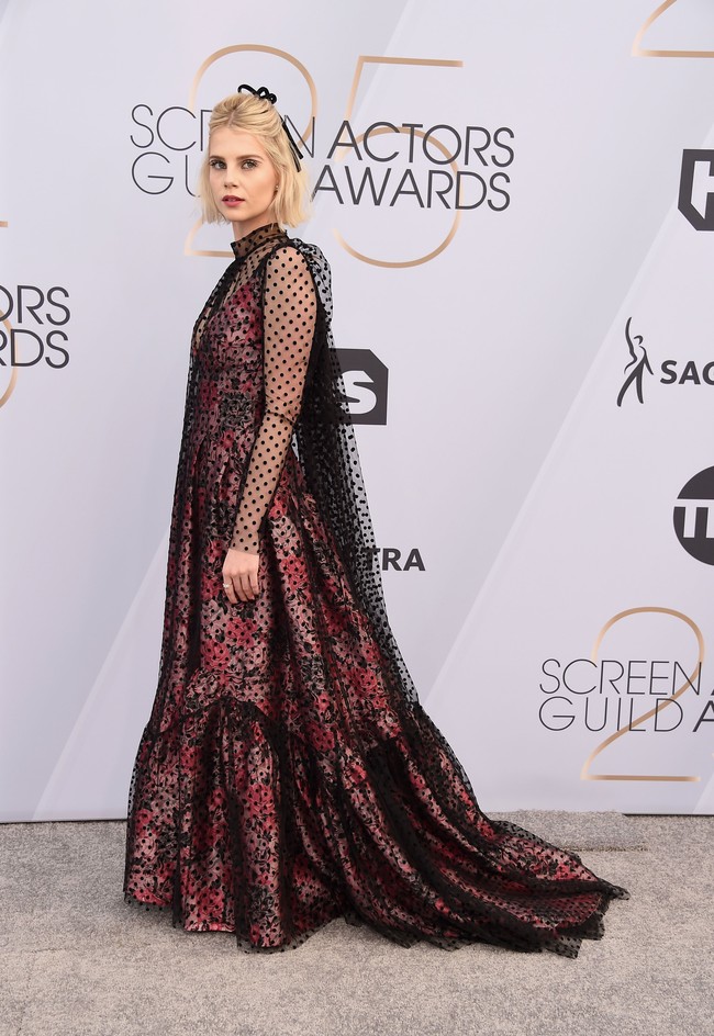 Aktris Bohemian Rhapsody, Lucy Boynton tampil dengan gaun Erdem yang memiliki detail sheer polkadot. Sayang, gaun ini justru membuat ia tenggelam dan terlihat seperti memakai kostum Halloween bertema gothic. Foto: Getty Images