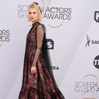 Aktris Bohemian Rhapsody, Lucy Boynton tampil dengan gaun Erdem yang memiliki detail sheer polkadot. Sayang, gaun ini justru membuat ia tenggelam dan terlihat seperti memakai kostum Halloween bertema gothic. Foto: Getty Images