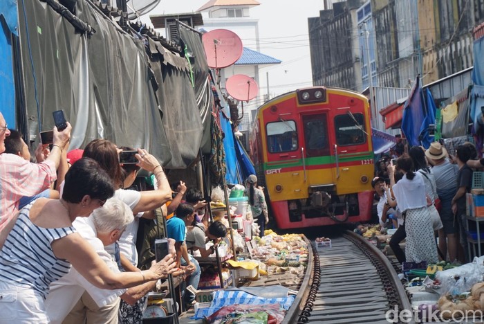 Maeklong Railway Market Thailand