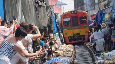 Ngeri! Penampakan Pasar di Pinggir Rel Kereta Api Thailand