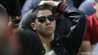 Al Ghazali tampil dengan kaca mata hitam di ruangan sidang ayahnya. Foto: Palevi/detikHOT