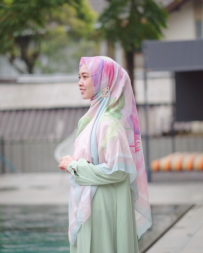 Temukan juga hijab motif berukuran lebar sehingga membuat tampilanmu lebih cerah. Padukan dengan bros sebagai pemanis dan dress polos. Foto: Instagram/DianaDNC