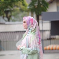 Temukan juga hijab motif berukuran lebar sehingga membuat tampilanmu lebih cerah. Padukan dengan bros sebagai pemanis dan dress polos. Foto: Instagram/DianaDNC