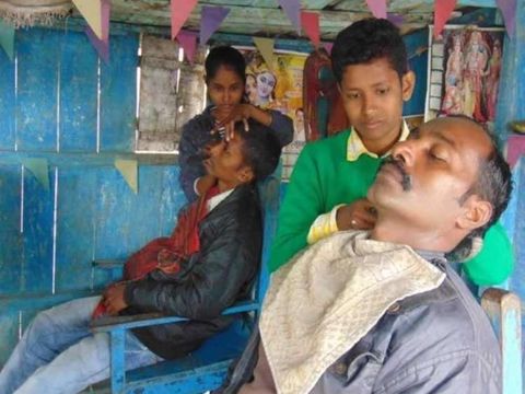 Jyoti Kumari dan saudara perempuannya Neha menyamar jadi pria. 