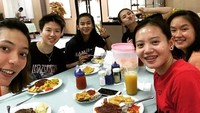 Makan steak bersama dengan teman-teman atlet di Pelatnas PBSI Cipayung. Foto: Instagram@natsirliliyana