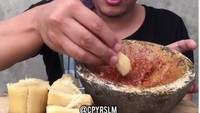 Wah si Aa masak pindang singkong yang dimakan bersama sambal terasi. Kira-kira gimana ya rasa pindang singkong? Foto: instagram @cpyrslm