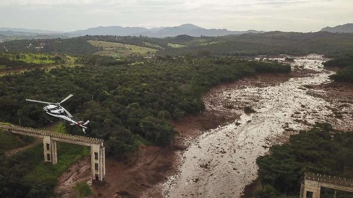 Bendungan air di dekat Kota Brumadinho, Brasil, jebol. Korban tewas diperkirakan mencapai 58 orang dan 300 orang masih dalam pencarian regu penyelamat.
