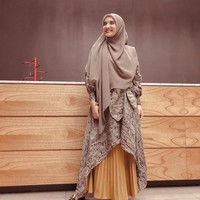 Zaskia Sungkar sering memilih hijab segi empat polos yang banyak dijual di pasaran. Ia memadukannya dengan long outer, dress, dan rok pleats sehingga terlihat lebih trendi. Foto: Instagram Zaskia Sungkar