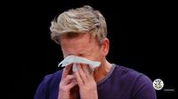 Makan Chicken Wing Extra Pedas, Gordon Ramsay Nangis Kepedasan