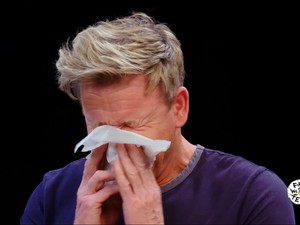Makan Chicken Wing Extra Pedas, Gordon Ramsay Nangis Kepedasan