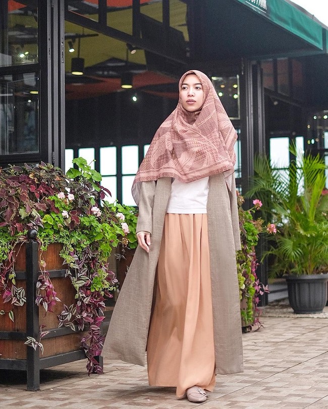 Fitri Aulia juga memiliki gaya hijab syari yang bisa jadi inspirasimu. Long outerwear bisa jadi penyelamat baju-bajumu yang berukuran pendek jadi masih bisa dipakai dalam gaya syari. Foto: Instagram Fitri Aulia