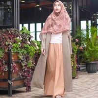 Fitri Aulia juga memiliki gaya hijab syari yang bisa jadi inspirasimu. Long outerwear bisa jadi penyelamat baju-bajumu yang berukuran pendek jadi masih bisa dipakai dalam gaya syari. Foto: Instagram Fitri Aulia