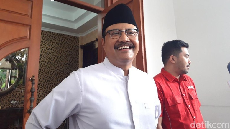 Gus Ipul Pilih Jadi Petani Tomat Usai Lepas Jabatan Wagub Jatim Gus Ipul Pilih Jadi Petani Tomat Usai Lepas Jabatan Wagub Jatim