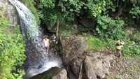 Di dasar air terjun pada tingkatan ketiga, terdapat sebuah kolam kecil dengan kedalaman satu meter, yang bisa dipakai untuk bermain air. (Abdy Febriady/detikTravel)
