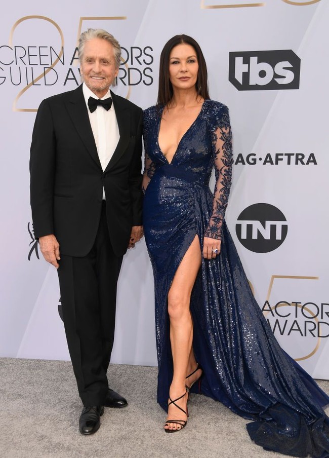 Aktris Catherine Zeta-Jones mendampingi sang suami, aktor Michael Douglas, di Screen Actors Guild Awards (SAG) 2019 yang digelar di The Shrine Auditorium, Los Angeles, Amerika Serikat, Minggu (27/1/2019). Di acara itu, Michael dinominasikan sebagai Outstanding Performance by a Male Actor in a Comedy Series berkat perannya di serial The Kominsky Method. Foto: Getty Images