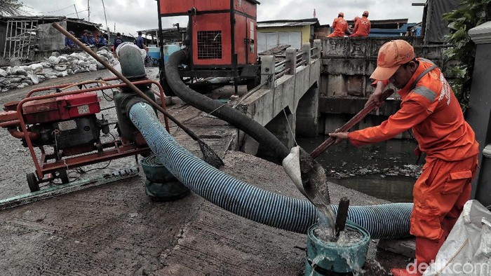 Pemkot Jakarta Utara siapkan ribuan karung pasir untuk antisipasi rob di pesisir Jakarta. Sejumlah pompa mobile turut dikerahkan untuk memaksimalkan pencegahan.