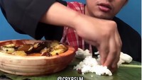 Ada ciri khas Aa kalau lagi makan, ia tak menggunakan piring melainkan menggunakan alas daun pisang. Waduh itu jengkol semangkuk dimakan sendirian. Foto: instagram @cpyrslm