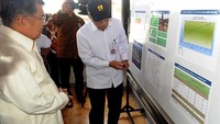 Usai meninjau lokasi bencana, JK pun mengelar rapat koordinasi pimpinan daerah di Kantor Pemrov Sulawesi Selatan. Seusai rapat, JK memerintahkan agar penanganan pascabanjir segera dilakukan. Ia pun meminta supaya korban meninggal segera diberi santunan serta jembatan dan rumah rusak segera diperbaiki. Istimewa/Dok. Tim Media Wapres.